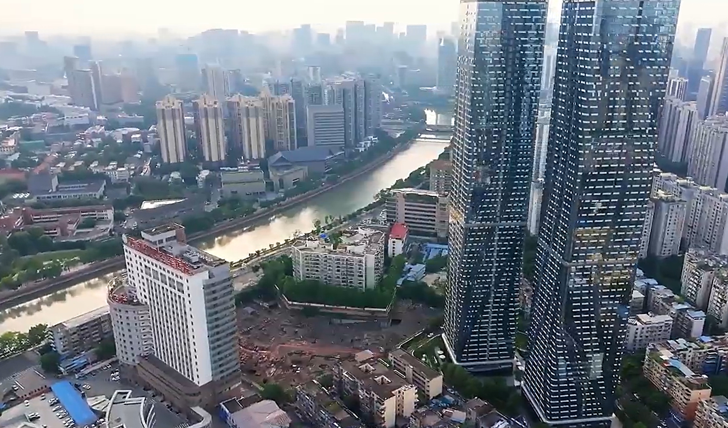 Pg电子网站：新希望地产复活成都黄金地块：超8亿竞得中国首个“范思哲公寓”曾烂尾8年两度流拍(图1)