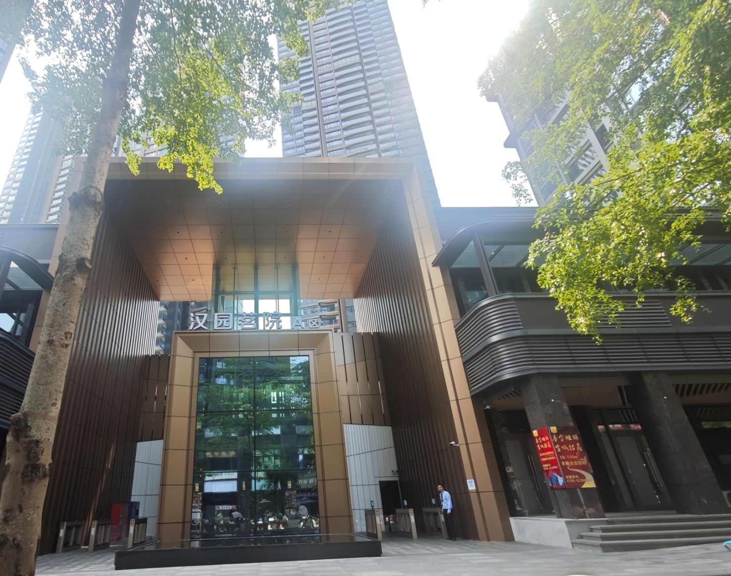 Pg电子网站：月租万元小区部分房屋变身研究生宿舍？深圳大学回应每经：相关事项仍在推进中(图1)