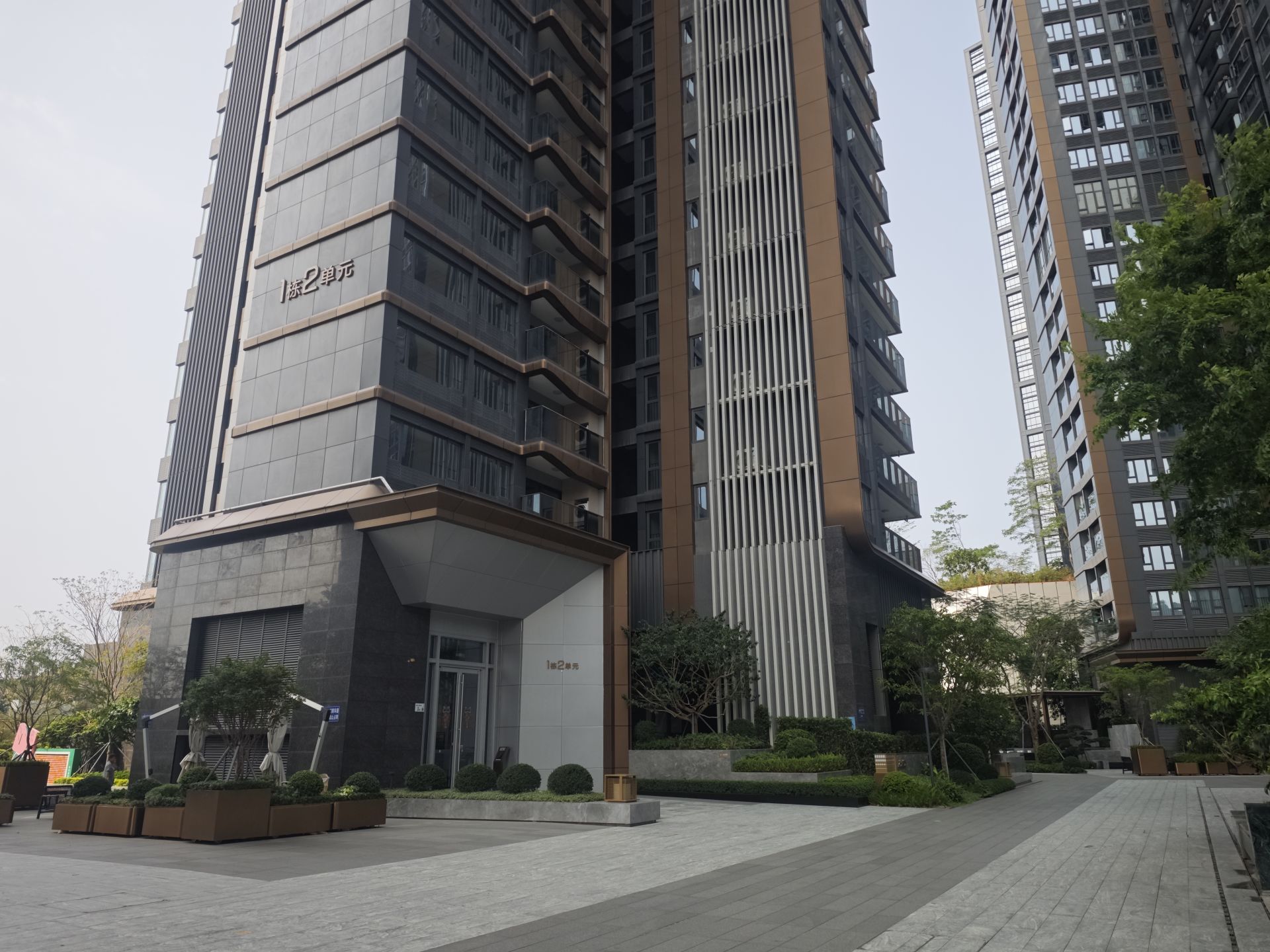 Pg电子网站：月租万元小区部分房屋变身研究生宿舍？深圳大学回应每经：相关事项仍在推进中(图3)